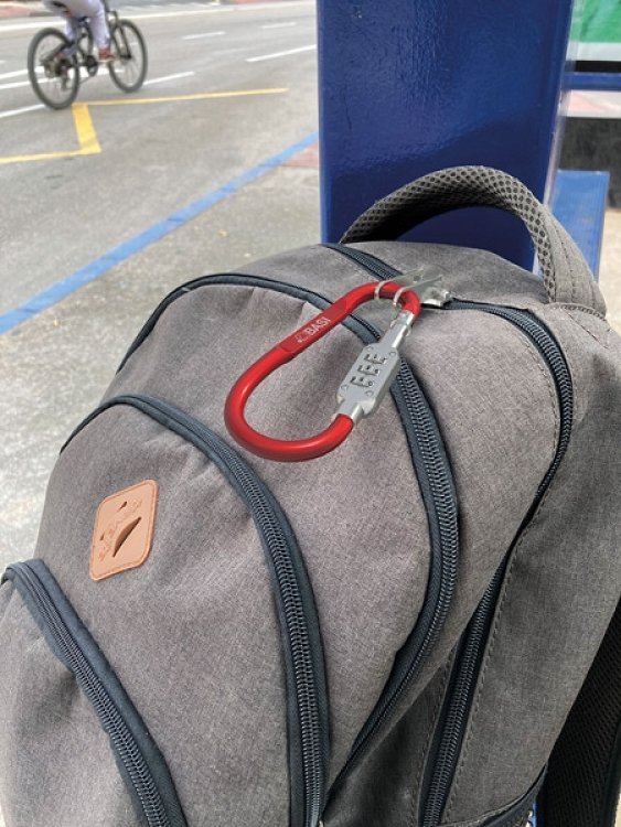 Λεπτομέρεια του κόκκινου BASI Key Tag με άγκιστρο και κλειδαριά συνδυασμού 3 ψηφίων