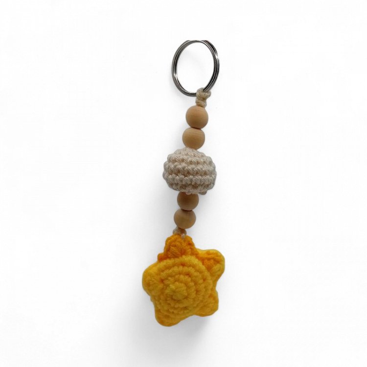 Χειροποίητο Πλεκτό Μπρελόκ Αστεράκι με Ξύλινες Χάντρες