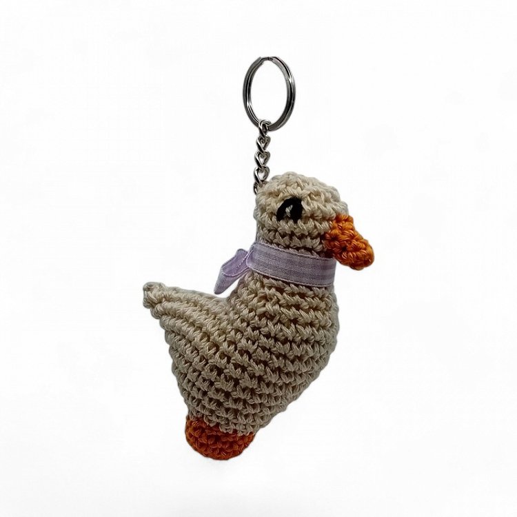 Χειροποίητο Πλεκτό Μπρελόκ Παπάκι με Μωβ Κορδέλα