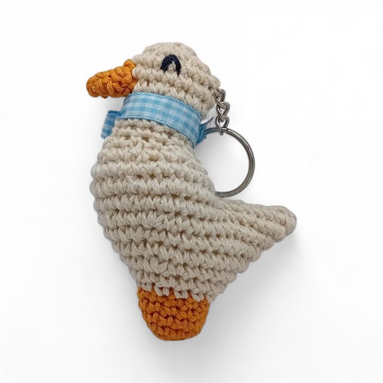 Χειροποίητο Πλεκτό Μπρελόκ Παπάκι με Μπλε Κορδέλα