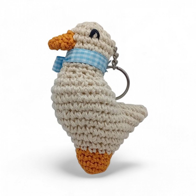 Χειροποίητο Πλεκτό Μπρελόκ Παπάκι με Μπλε Κορδέλα