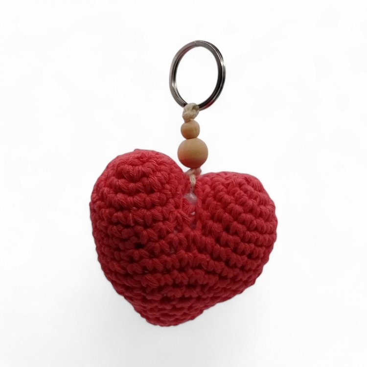 Χειροποίητο Μπρελόκ Πλεκτή Καρδιά με Ξύλινες Χάντρες