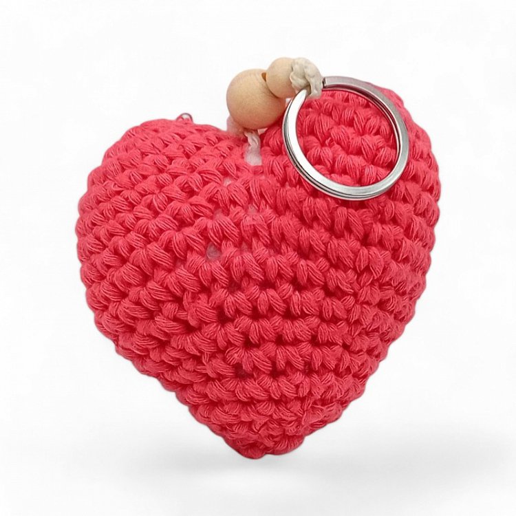 Χειροποίητο Μπρελόκ Πλεκτή Καρδιά με Ξύλινες Χάντρες