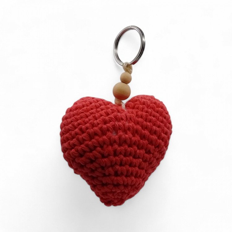 Χειροποίητο Μπρελόκ Πλεκτή Καρδιά με Ξύλινες Χάντρες