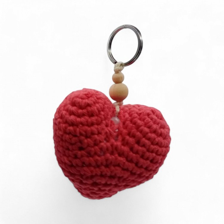 Χειροποίητο Μπρελόκ Πλεκτή Καρδιά με Ξύλινες Χάντρες